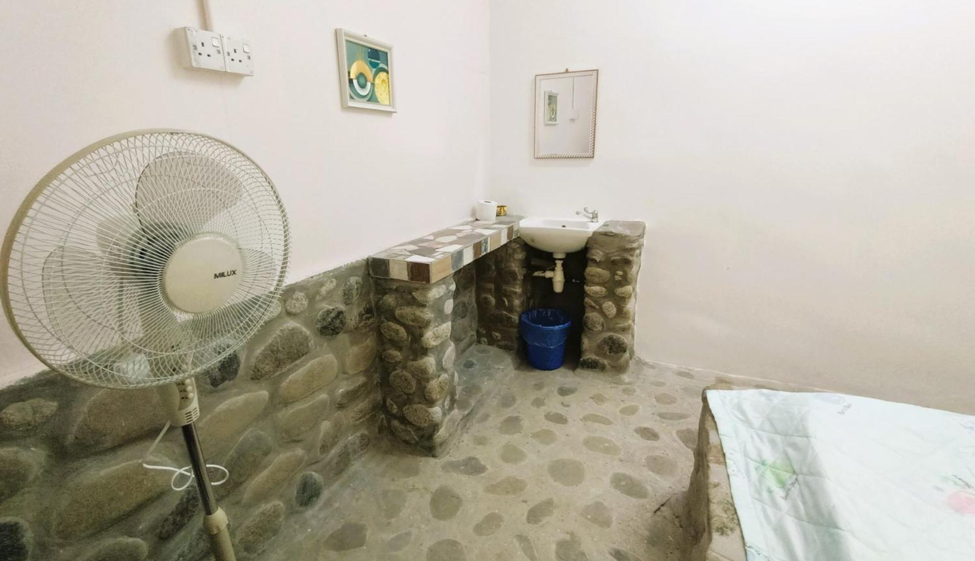 Oyo Home 90491 Flinstone Lodge โกตาคินาบาลู ภายนอก รูปภาพ